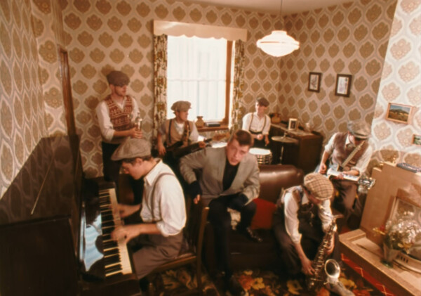Madness Our House – scène du clip tourné à Willesden – 1982