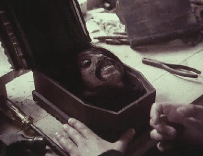 Les Amis de Chico – la tête réduite dans sa boîte décorée – 1974